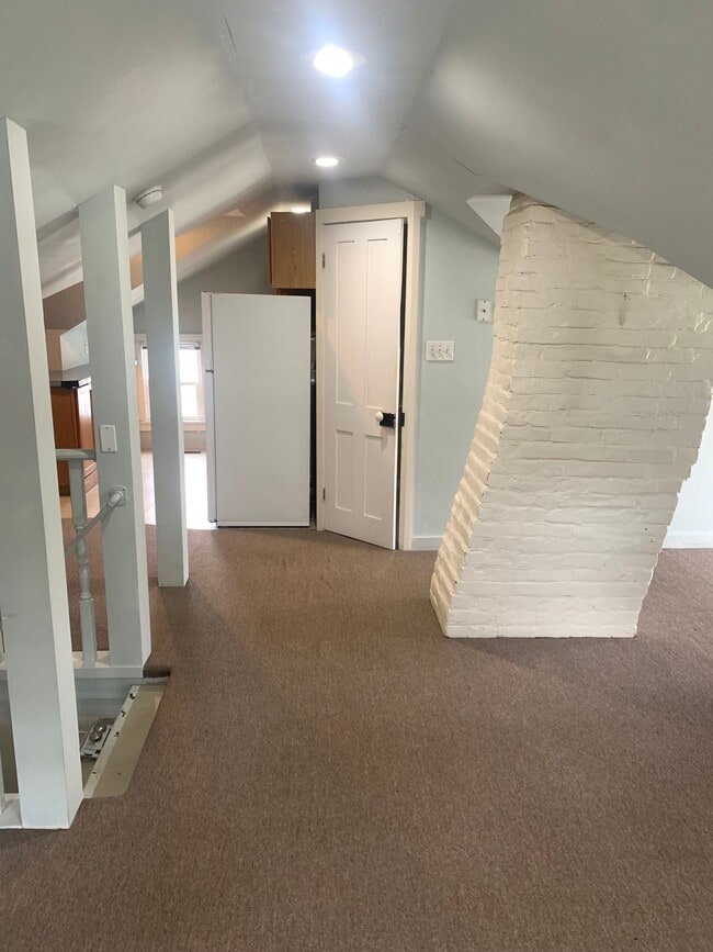 Building Photo - 30 W Main St