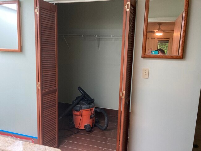Master Walk in Closet - 34 NE Acacia Trl