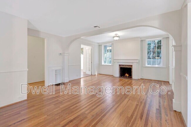 Building Photo - 8451 La Mesa Blvd