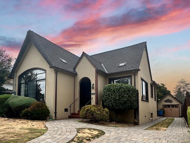 Building Photo - 2104 Carmelita Ave