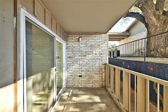 Building Photo - 1304 Summit St