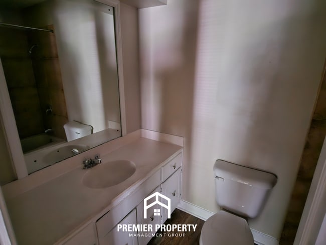 Building Photo - Huge 3BR/2BA Near Kirby | 1,774 Sq Ft, Hardwood Floors, Fireplace & Bay Window