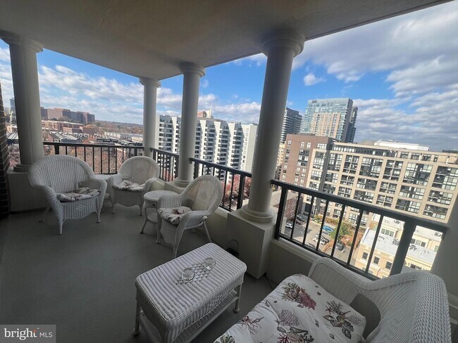 Building Photo - 1600 N Oak St