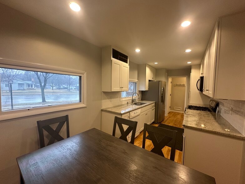Building Photo - 909 S Midvale Blvd