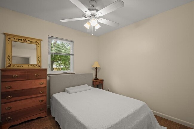 Building Photo - 1713 Deerfield Dr