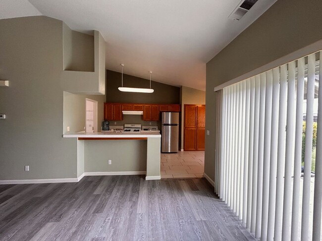 Building Photo - Nice home for rent in Hanford