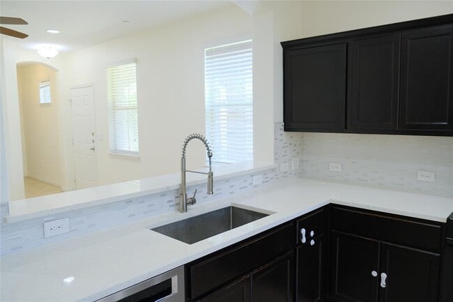 Building Photo - 2880 Donnell Dr