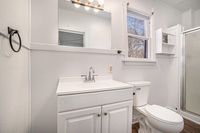 Building Photo - Single-Family Home - 4 Bedroom, 1 Bathroom