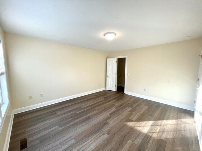 Building Photo - Spacious 4 Bedroom 2.5 Bath Home