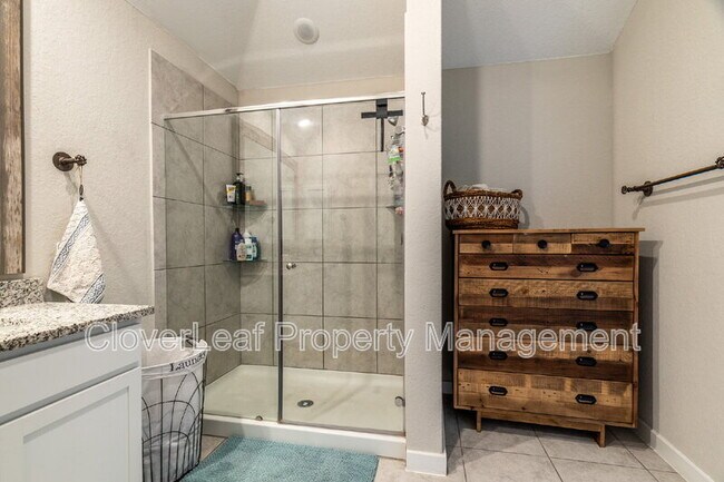 Building Photo - 804 Shrike Ln
