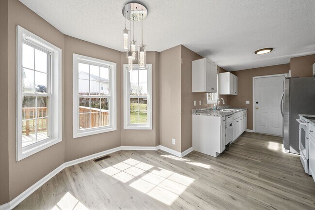 Building Photo - LARGE FENCED IN YARD!!!