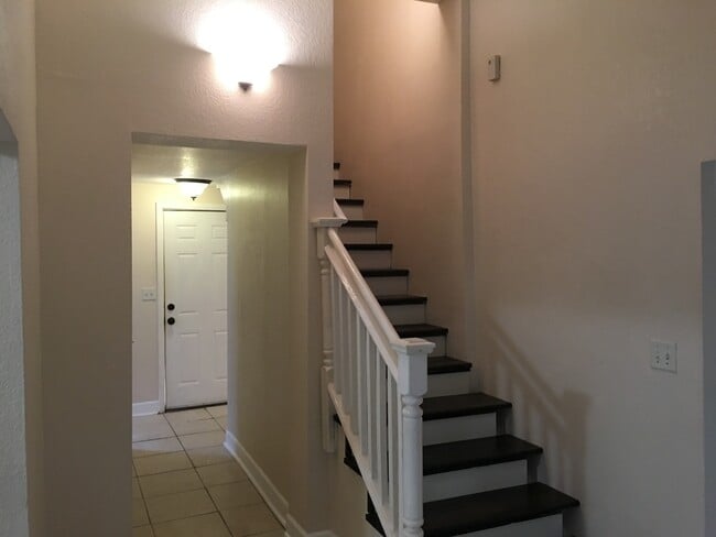 Building Photo - Large 4 bedroom Near UT and Downtown