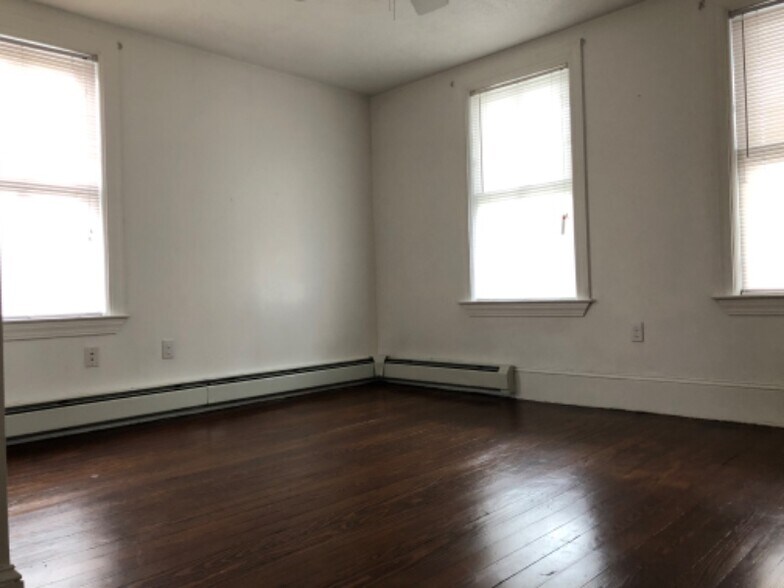 Building Photo - 322 Central St