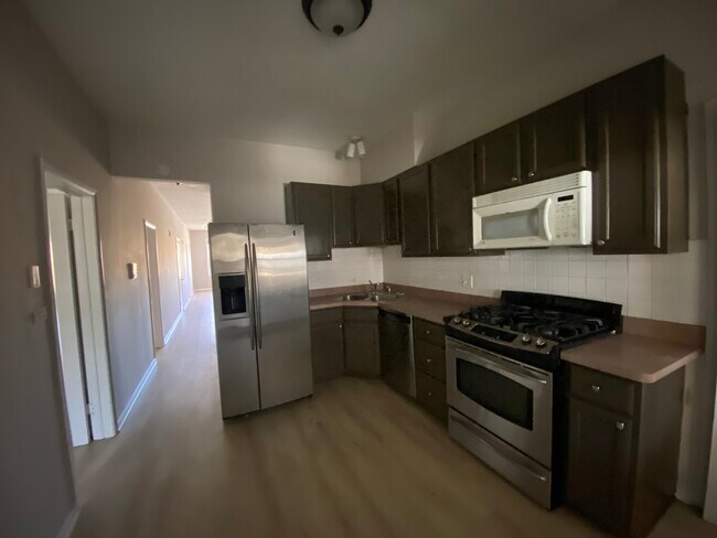 Building Photo - 4530 N Lincoln Ave