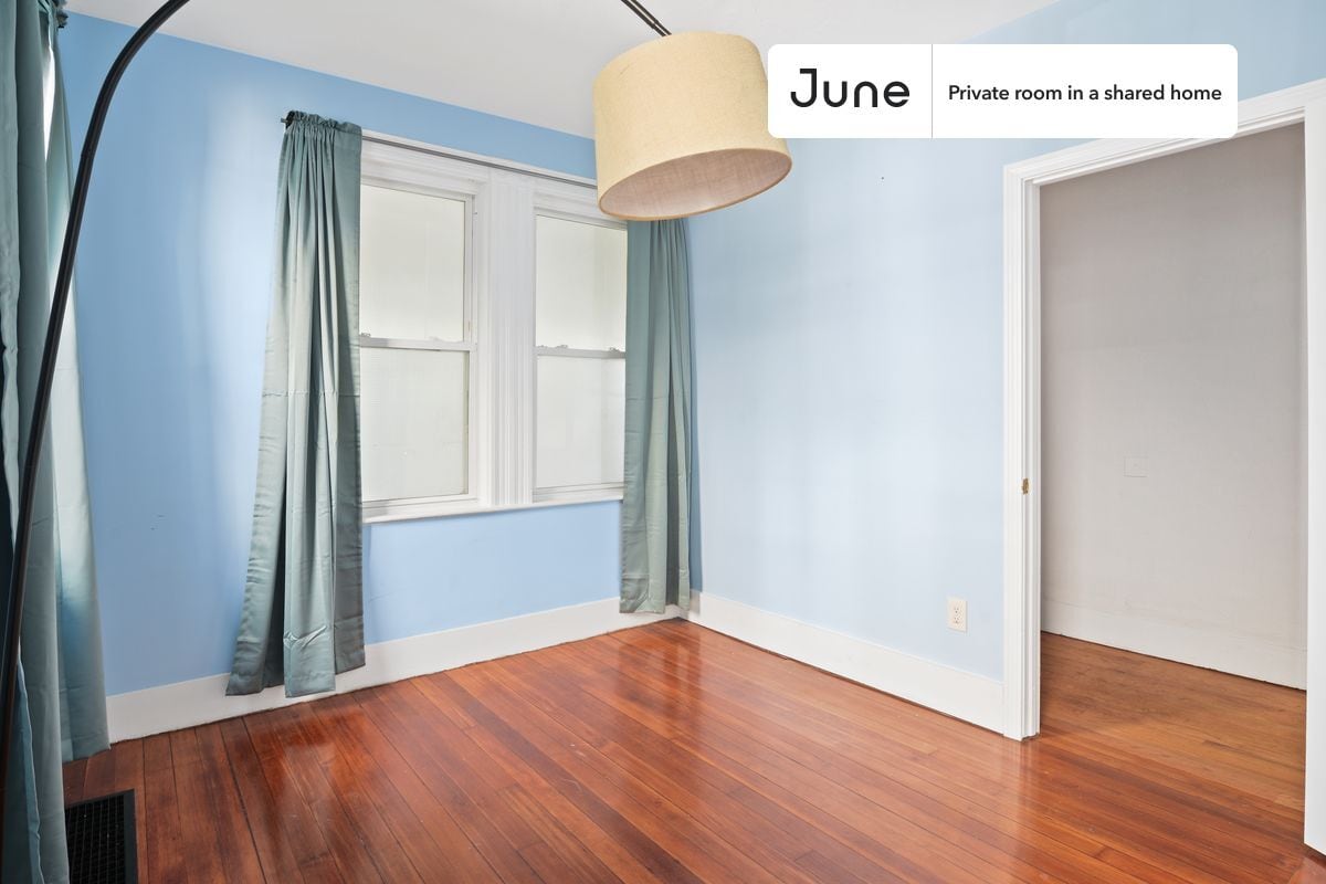 Building Photo - Room in Shared 6 bed/2 bath home