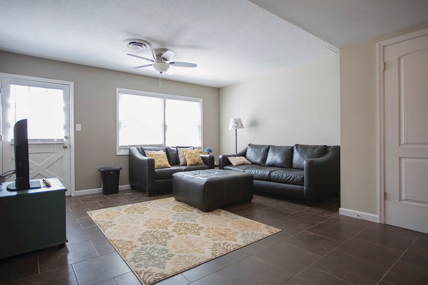 Living room - 3000 Golden Rd
