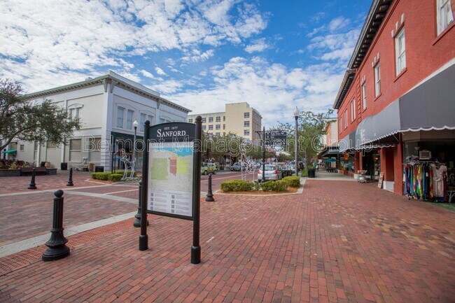 Building Photo - 606 S Park Ave