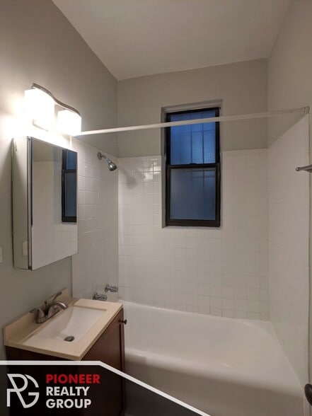 Building Photo - 4616 N Paulina St