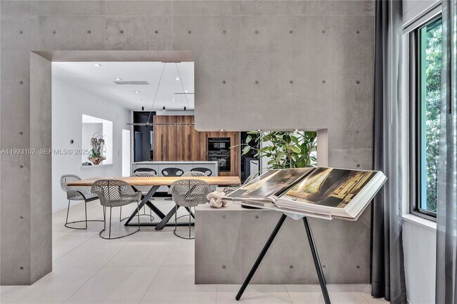 Building Photo - 725 W 49th St