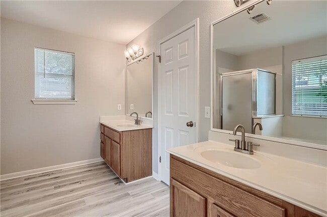 Building Photo - 102 Evergreen Cir