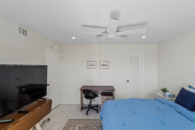 Building Photo - 3051 NE 48th St