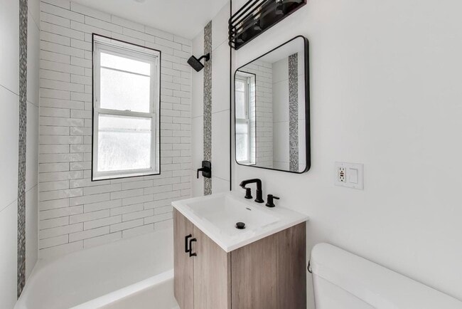 Building Photo - 912 N Ashland Ave