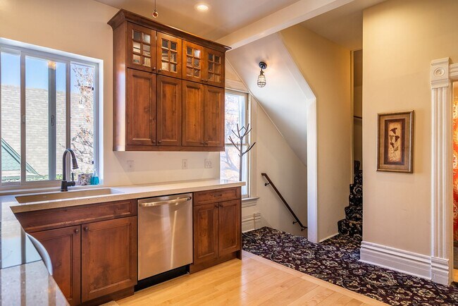 Building Photo - 205 Logan St