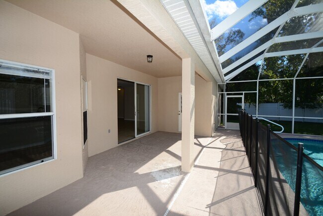 Building Photo - Pool Home with 4 bed, 2 bath located in Se...