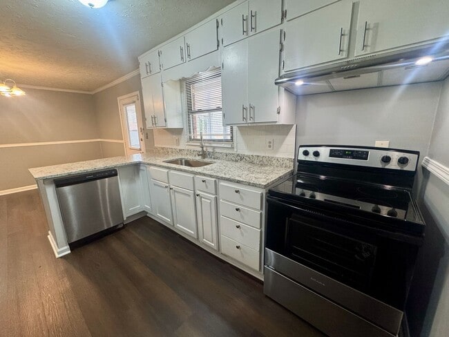 Building Photo - Convenient in Cobb!