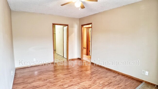 Building Photo - 706 Peachers Dr