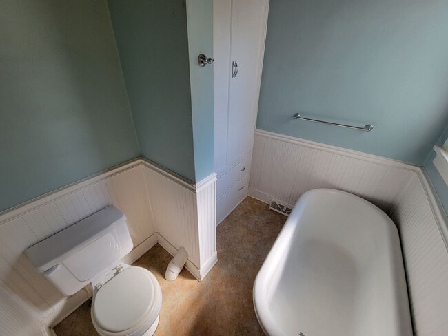 Building Photo - AVAILABLE April! - 4 Bed, 2 Bath Bright & Spacious Home