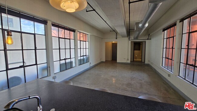 Building Photo - 746 S Los Angeles St