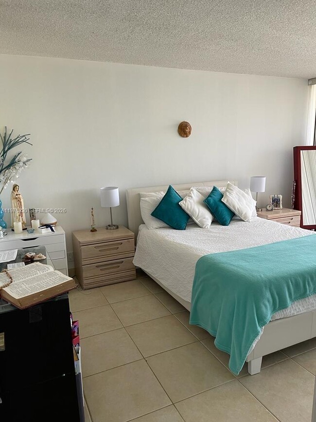 Building Photo - 1901 Brickell Ave