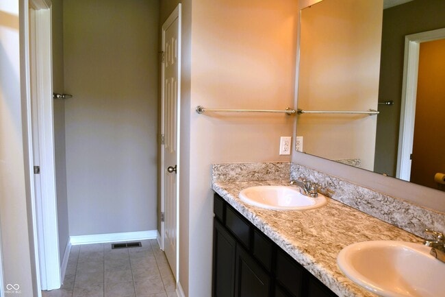 Building Photo - 2327 Creekland Dr