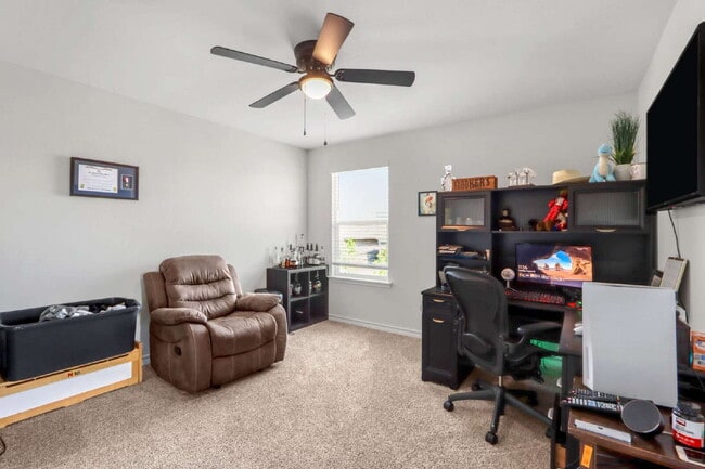 Building Photo - "Spacious 5-Bedroom Home with 3.5 Full Bat...