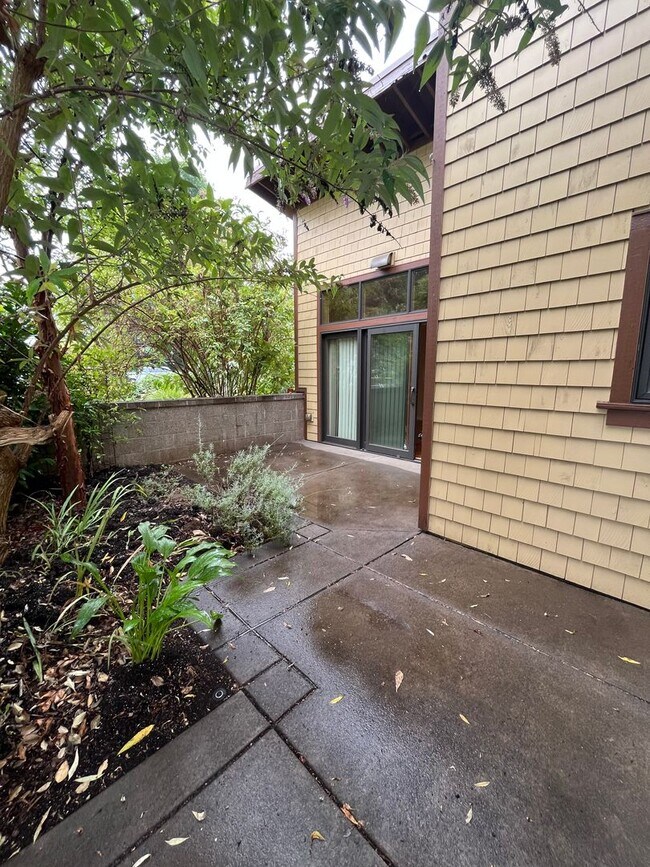 Building Photo - 3-Bedroom Condo in Cal Young