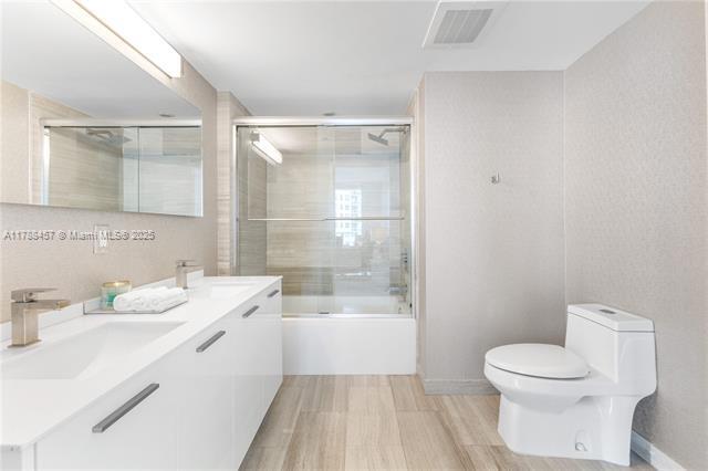 Building Photo - 1300 Brickell Bay Dr
