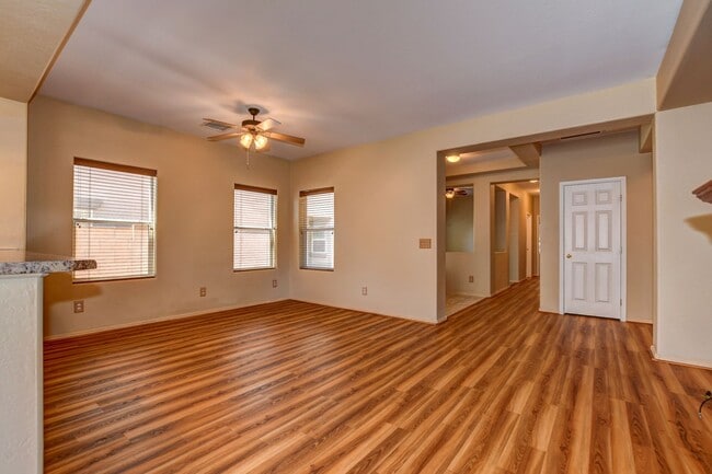 Building Photo - Beautiful 2 bed + den, 2 bath townhome in ...