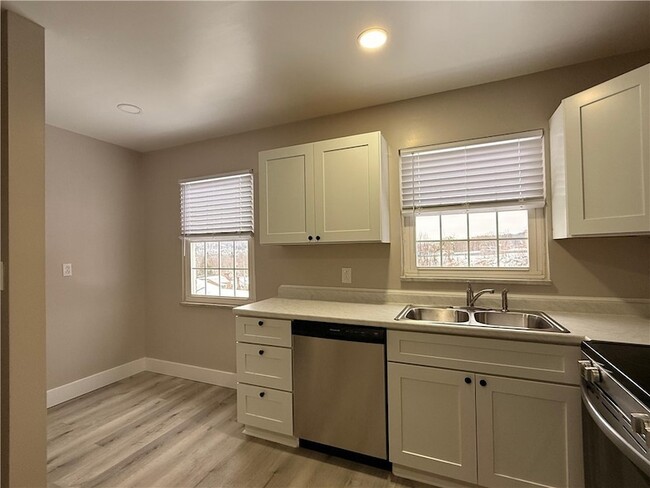 Building Photo - 714 Pershing St