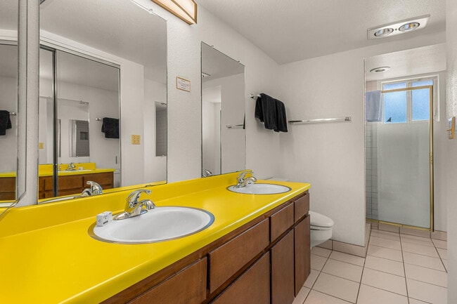 Building Photo - 5901 E Cactus Wren Rd