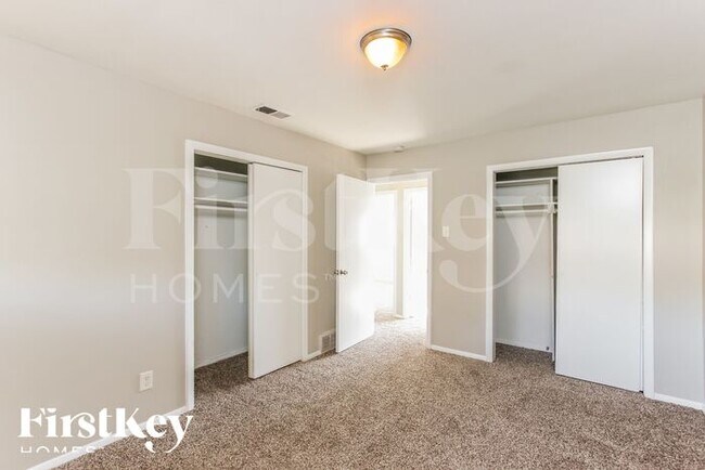 Building Photo - 7847 Robincreek Dr