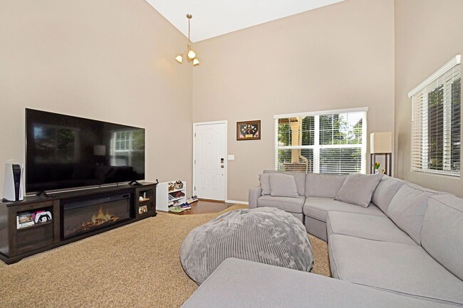 Building Photo - 2-Story Townhome - Excellent Condition- Oc...