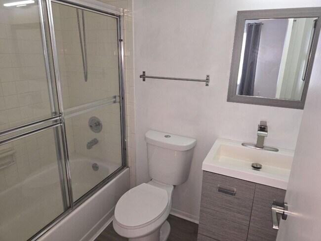 Building Photo - Updated 2-bedroom, 2.5-bath townhome