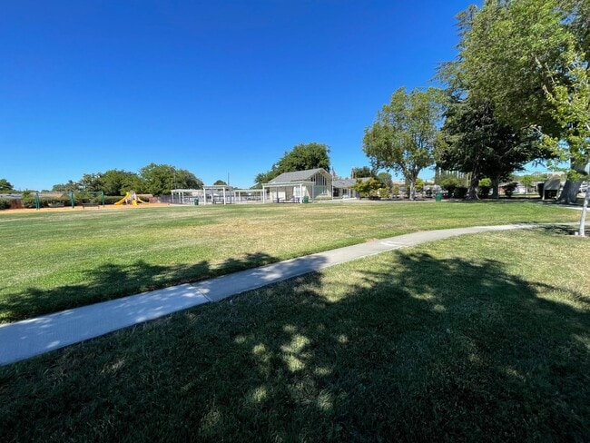 Building Photo - Wonderful and Spacious 4 Bedroom Concord H...