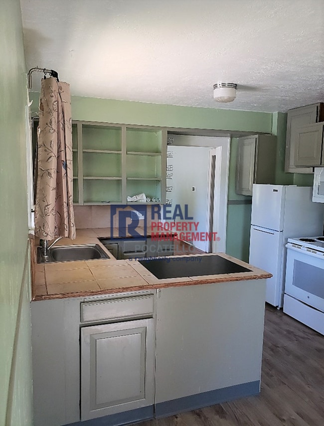 Building Photo - 605 S 11th Ave