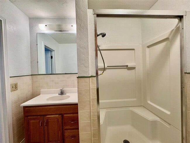 Building Photo - 711 N Broadway Ave