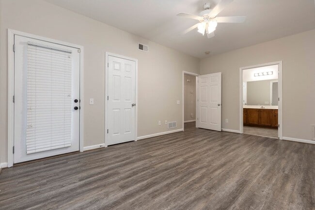 Building Photo - 301 S Dorsey Ln