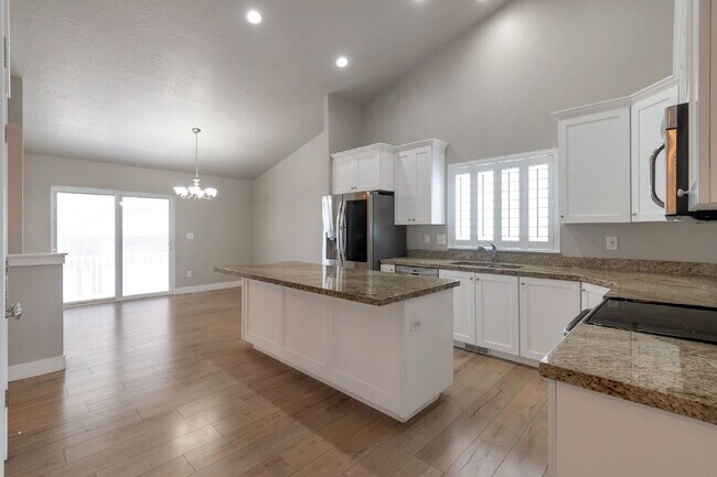 Building Photo - Available Now | American Fork, UT | 5 Bed | 3 Full Bath | Single-Family Home