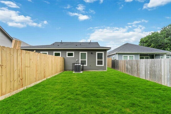 Building Photo - 7038 Smilax St