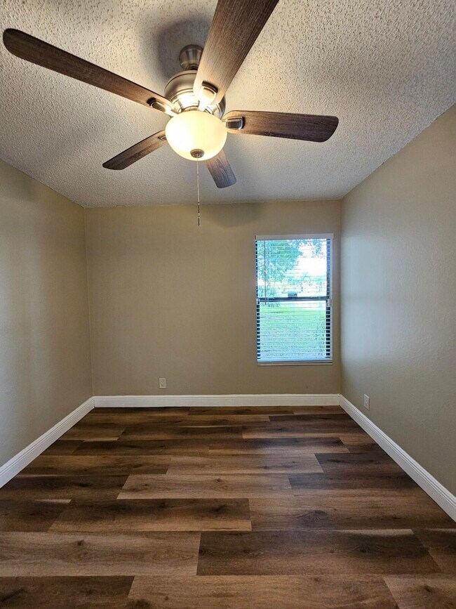 Building Photo - 1523 Lake Crystal Dr